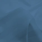 Pościel bambusowa z satyny bawełnianej w kolorze chabrowym, w rozmiarze 160x200 cm. Tkanina z delikatnym, matowym wykończeniem oraz paskami w różnym odcieniu, leżąca płasko na gładkiej powierzchni.