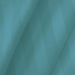 Pościel bambusowa satyna bawełniana 160x200 w kolorze turkusowym z delikatnym wzorem pasków, wykonana z miękkiego materiału. Złożona tkanina ukazuje gładką fakturę, idealna dla osób poszukujących komfortu.