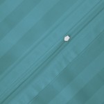 Pościel bambusowa satyna bawełniana 160x200 w turkusowe paski z suwakiem. Produkt leży płasko, z widocznym zamkiem błyskawicznym oraz gładką, lekko połyskującą teksturą. Tło proste, co podkreśla kolorystykę.