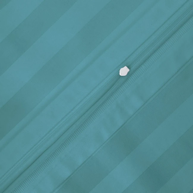 Pościel bambusowa satyna bawełniana 160x200 w turkusowe paski z suwakiem. Produkt leży płasko, z widocznym zamkiem błyskawicznym oraz gładką, lekko połyskującą teksturą. Tło proste, co podkreśla kolorystykę.