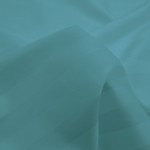 Pościel bambusowa satyna bawełniana 160x200 w kolorze turkusowym z subtelnymi paskami. Złożona w delikatne fale, ukazuje gładką teksturę materiału. Ujęcie z bliska, na jednolitym tle, co podkreśla wzór i fakturę tkaniny.