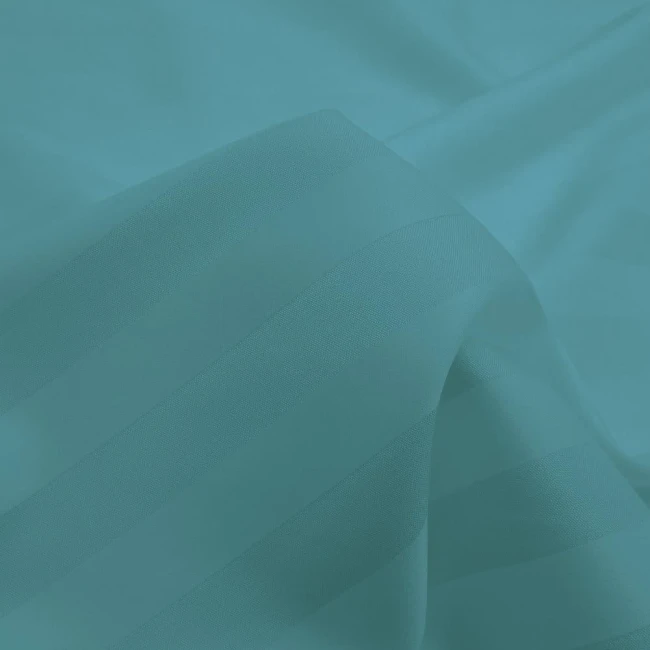 Pościel bambusowa satyna bawełniana 160x200 w kolorze turkusowym z subtelnymi paskami. Złożona w delikatne fale, ukazuje gładką teksturę materiału. Ujęcie z bliska, na jednolitym tle, co podkreśla wzór i fakturę tkaniny.