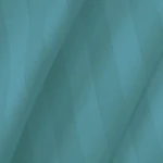 Turkusowa pościel bambusowa satyna bawełniana 220x200 w paski. Tkanina o gładkiej, połyskującej fakturze, z widocznymi paskami. Rozłożona, widoczna jest jej miękkość i elegancja, prezentująca się na jednolitym tle. Idealna do sypialni.