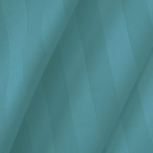 Turkusowa pościel bambusowa satyna bawełniana 220x200 w paski. Tkanina o gładkiej, połyskującej fakturze, z widocznymi paskami. Rozłożona, widoczna jest jej miękkość i elegancja, prezentująca się na jednolitym tle. Idealna do sypialni.