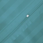 Pościel bambusowa satyna bawełniana 220x200 w turkusowe paski, widok z bliska, z zamkiem błyskawicznym w srebrnym kolorze. Materiał gładki, z subtelnym połyskiem, ukazujący wyraźny wzór pasków.