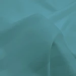 Pościel bambusowa satyna bawełniana 220x200 w turkusowym kolorze, o gładkiej fakturze. Wzór z subtelnymi, poziomymi paskami. Układ leżący, częściowo złożony, ukazujący detale tkaniny. Na białym tle, co podkreśla intensywność koloru. Idealna do sypialni.