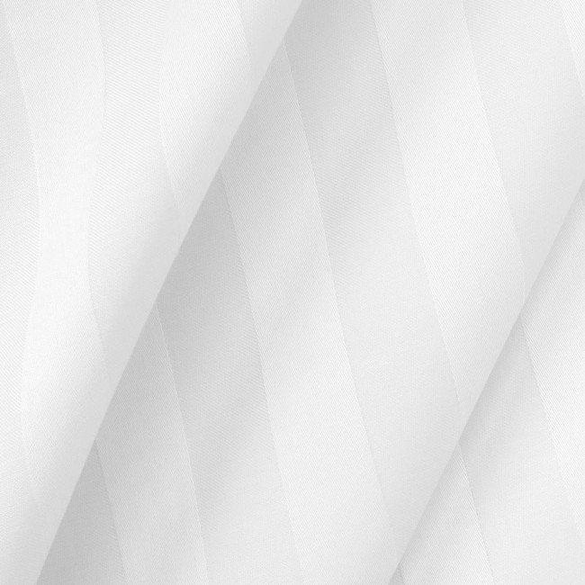 Pościel bambusowa satyna bawełniana w rozmiarze 220x200, o białej barwie z delikatnym, wytłaczanym wzorem w paski. Tkanina gładka i matowa, ułożona w lekki, złożony sposób, wyraźnie pokazująca fakturę materiału.