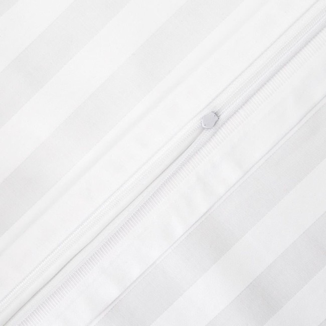 Białe poszewki z bambusowej satyny, delikatnie teksturowane z cienkimi pionowymi paskami. Zamek błyskawiczny u góry umożliwia łatwe zakładanie i zdejmowanie. Widok z bliska na detal zamka oraz wzór. Idealne jako komplet pościeli w rozmiarze 220x200 cm.