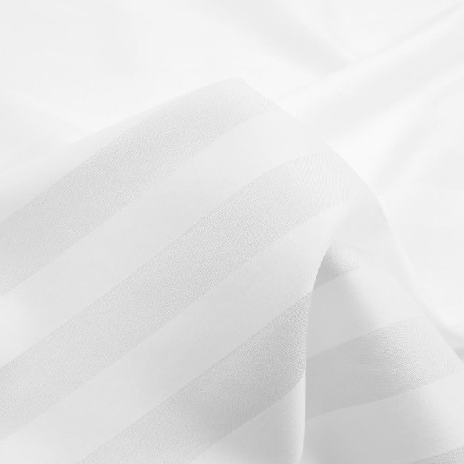 Pościel bambusowa satyna bawełniana 220x200 w kolorze białym z subtelnymi, poziomymi paskami. Tkanina o gładkiej fakturze, leży rozłożona na jednolitym tle, eksponując wzór. Idealna do nowoczesnej sypialni.