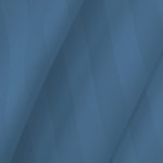 Poszewka bambusowa satyna bawełniana 50x60 w chabrowym kolorze, z delikatnymi, połyskującymi paskami. Materiał ma gładką fakturę. Złożona, prezentująca wzór z lekkim efektem falowania. Idealna jako dodatek do poduszki.