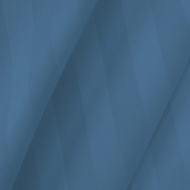 Poszewka bambusowa satyna bawełniana 50x60 w chabrowym kolorze, z delikatnymi, połyskującymi paskami. Materiał ma gładką fakturę. Złożona, prezentująca wzór z lekkim efektem falowania. Idealna jako dodatek do poduszki.