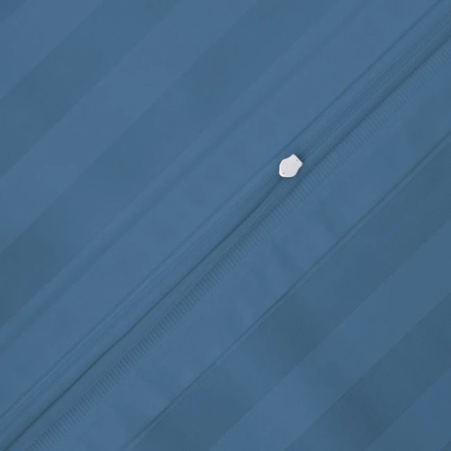 Poszewka bambusowa satyna bawełniana 50x60 w chabrowym kolorze, z widocznymi poziomymi paskami. Zamek błyskawiczny umiejscowiony na krawędzi. Produkt leży na jednolitym tle, ukazując jego gładką teksturę oraz delikatny połysk materiału.