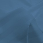 Poszewka na poduszkę w kolorze chabrowym, wykonana z satynowej bawełny, o wymiarach 50x60 cm. Materiał z delikatnym wzorem w poziome paski, gładka tekstura. Produkt leżący na jednolitym tle, pokazujący pełną powierzchnię oraz detale tkaniny.