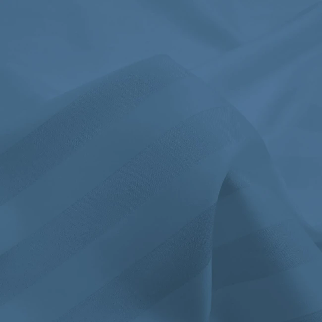 Poszewka na poduszkę w kolorze chabrowym, wykonana z satynowej bawełny, o wymiarach 50x60 cm. Materiał z delikatnym wzorem w poziome paski, gładka tekstura. Produkt leżący na jednolitym tle, pokazujący pełną powierzchnię oraz detale tkaniny.