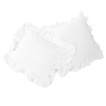Pościel bawełniana z falbanką w rozmiarze 220x200 cm, w kolorze optic white, złożona z dwóch poduszek w białym odcieniu z delikatnym falbankowym wykończeniem, leży na gładkiej powierzchni. Widoczna tekstura materiału jest matowa.