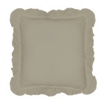 Komplet poszewek bawełnianych w kolorze szarym, z falbanką na brzegach. Wymiary: 40x40 cm. Ujęcie frontalne, prezentujące poszewki rozłożone na płasko. Prosta, jednolita tekstura materiału, bez widocznych napisów czy logo.