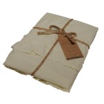 Komplet poszewek bawełnianych z falbanką 2x40x40 cm w kolorze szarym, złożony i przewiązany naturalnym sznurkiem. Widoczna metka z opisem produktu. Tło jasne, co podkreśla delikatną fakturę materiału. Zestaw składa się z dwóch poszewek.