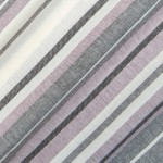 Pościel bawełniana 140x200 w kolorze białym, szarym, różowym i czarnym, z delikatnym wzorem w paski. Materiał ma matową teksturę. Ułożona na płasko, z widocznymi krawędziami i przeszyciami, podkreślającymi kształt.