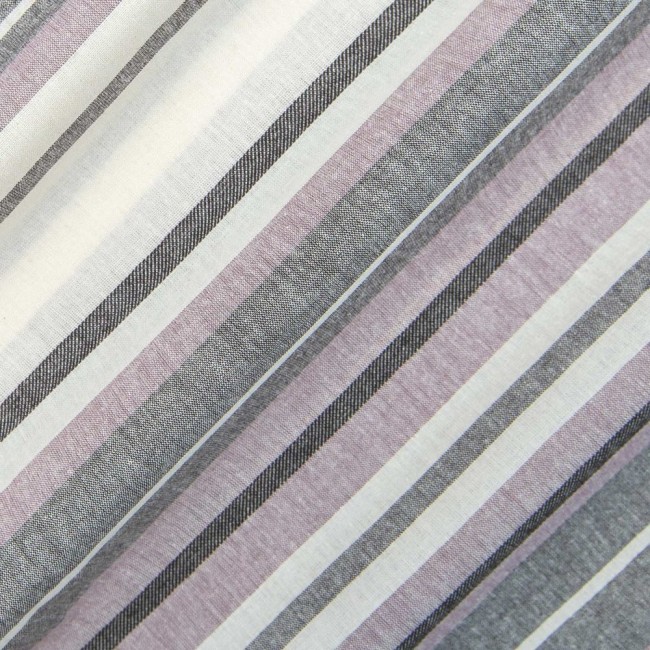 Pościel bawełniana 140x200 w kolorze białym, szarym, różowym i czarnym, z delikatnym wzorem w paski. Materiał ma matową teksturę. Ułożona na płasko, z widocznymi krawędziami i przeszyciami, podkreślającymi kształt.