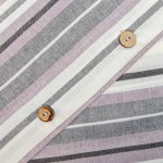 Pościel bawełniana 140x200 w odcieniach szarości, bieli i fioletu z minimalistycznym, poziomym wzorem pasków. Materiał teksturowany, z widocznym brązowym guzikiem obok szwu, ujęcie z góry, złożona i gotowa do użycia.