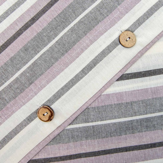 Pościel bawełniana 140x200 w odcieniach szarości, bieli i fioletu z minimalistycznym, poziomym wzorem pasków. Materiał teksturowany, z widocznym brązowym guzikiem obok szwu, ujęcie z góry, złożona i gotowa do użycia.