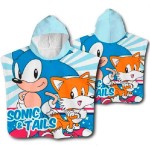 Ręcznik ponczo z kapturem 50x100 Sonic, w kolorze niebieskim, z grafiką postaci Sonic i Tails. Produkt rozłożony, z kapturem na górze. Tło w jasnych pasach. Widoczne napisy SONIC & TAILS w kolorze niebieskim i różowym.