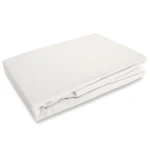 Prześcieradło flanelowe bez gumki o wymiarach 160x210 cm w kolorze kremowym, leżące na białym tle. Wykonane z miękkiego materiału o gramaturze 160 g/m². Gładka, teksturowana powierzchnia bez dodatkowych wzorów czy ozdób.