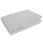 Prześcieradło flanelowe bez gumki w kolorze jasnoszarym, o gramaturze 160g/m2, zwinięte w prostokąt. Zbliżenie na miękką, teksturowaną powierzchnię. Produkt leży na jednolitym tle. Wymiary 160x210 cm.