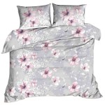 Pościel z kory 160x200 cm w odcieniach szarości z różowymi kwiatami. Zestaw składa się z poszwy na kołdrę i dwóch poduszek, leżących na łóżku, z widocznymi detalami kwiatowego wzoru. Materiał teksturowany, idealny do sypialni.