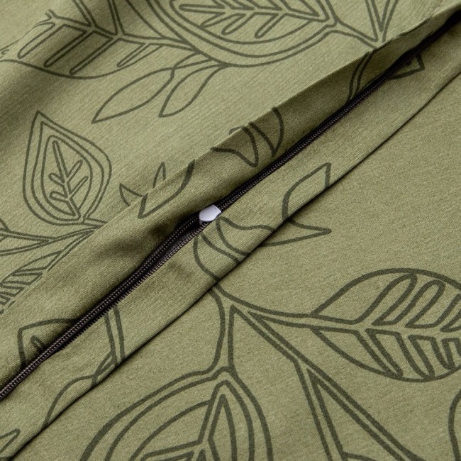 Pościel satyna bawełniana 160x200 Luxury Green z zielonym tłem i nadrukiem w cienkie, czarne liście. Pokrowiec na poduszkę z zamkiem, leży na płaskiej powierzchni, pokazując fakturę materiału oraz detale wzoru.