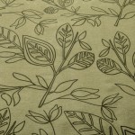 Pościel satyna bawełniana w kolorze zgaszonej zieleni, o wymiarach 220x200 cm, z delikatnym, czarnym printem liści. Materiał ma gładką fakturę, a wzór ukazuje liście w różnych kształtach. Ułożona poziomo, na jednolitym tle.