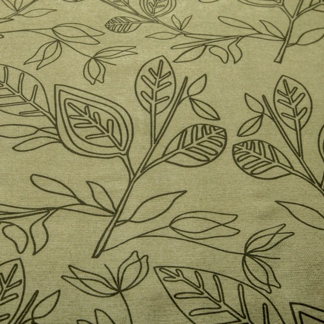 Pościel satyna bawełniana w kolorze zgaszonej zieleni, o wymiarach 220x200 cm, z delikatnym, czarnym printem liści. Materiał ma gładką fakturę, a wzór ukazuje liście w różnych kształtach. Ułożona poziomo, na jednolitym tle.