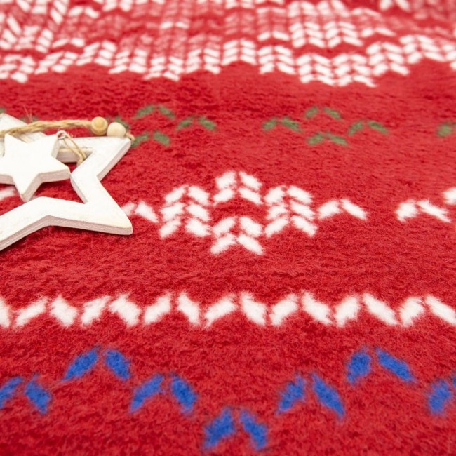 Koc bawełniany 150x200 cm w kolorze czerwonym z świątecznym wzorem. Na tle widać białe i niebieskie elementy dekoracyjne oraz zielone akcenty. Koc ma miękką fakturę, idealny do użytku w zimowe dni.