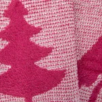 Bawełniany koc świąteczny o wymiarach 150x200 cm, bordowy z białym wzorem choinek. Zbliżenie na fakturę dzianiny, z wyraźnie widocznymi konturami dekoracji. Koc leży na płaskiej powierzchni, zapewniając widoczność detali i kolorów.