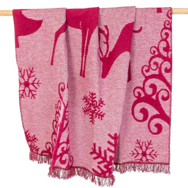Koc bawełniany 150x200 cm w odcieniu bordowym z zimowymi motywami, w tym reniferami i płatkami śniegu. Produkt wiszący, z frędzlami na dolnej krawędzi, o teksturowanej powierzchni. Idealny na sezon świąteczny.