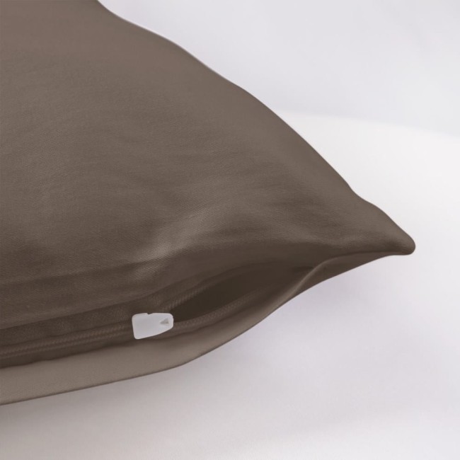 Poszewka satynowa 70x80 w kolorze sepia, leżąca na białym tle. Z widocznym zamkiem błyskawicznym w białej barwie. Gładka, błyszcząca faktura materiału, idealna do stylizacji sypialni.