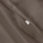 Pościel satyna bawełniana w kolorze sepia, widok na zamek błyskawiczny w jasnym kolorze, materiał delikatny i połyskujący, z bliskiego ujęcia z góry. Zamek umieszczony na krawędzi poszwy, ukazując detale wykończenia.