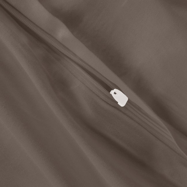 Pościel satyna bawełniana 180x200 w kolorze sepia, zbliżenie na zamek błyskawiczny zamknięcia. Materiał gładki i matowy, z delikatnym połyskiem, ułożony w sposób pokazujący jego fakturę. Zamek w kolorze białym z widoczną suwakiem.