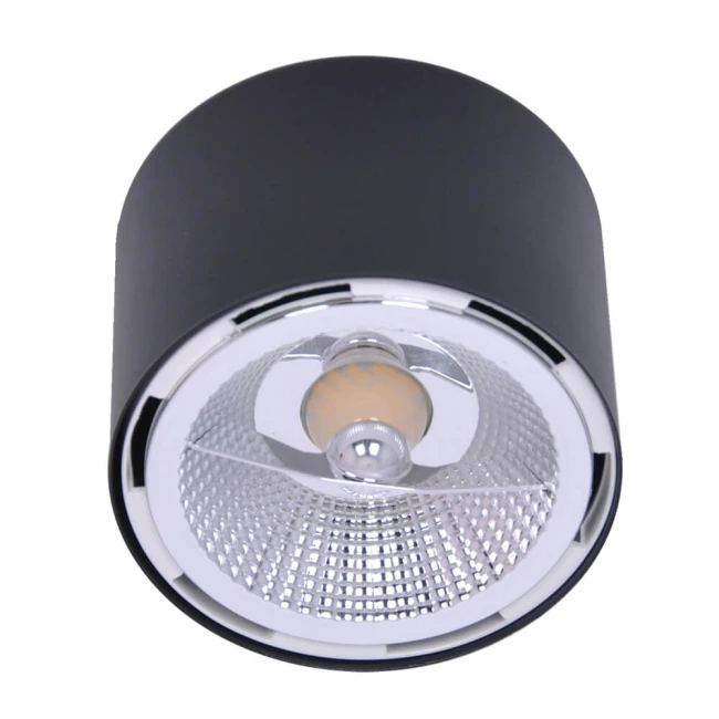 Lampa sufitowa HORN K-5132 w kolorze czarnym, w formie reflektora, z okrągłym, metalowym kloszem z siateczkową fakturą. Ujęcie z góry, ukazujące zamontowaną lampę. Wnętrze klosza chromowane, z widoczną żarówką LED. Tło białe.