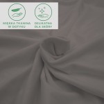 Prześcieradło jersey z elastanem w kolorze antracyt, leżące rozłożone. Tkanina gładka, elastyczna, z widocznymi napisami informującymi o miękkiej fakturze i delikatności dla skóry. Proste, szare tło podkreśla produkt.
