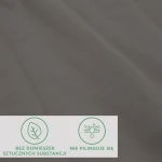 Prześcieradło jersey z elastanem w kolorze antracytowym, o wymiarach 160x200 cm, z gumką. Materiał gładki, bez dodatków sztucznych, nie pilinguje się. Widok z bliska na tkaninę, z widocznymi ikonami informacyjnymi.