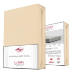 Prześcieradło jersey z elastanem w kolorze beżowym, z gumką, o wymiarach 200x220 cm, prezentowane w pozycji stojącej. Widoczna etykieta informacyjna oraz logo marki DARYmex. Tło proste, białe, co podkreśla produkt.