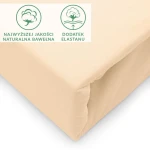 Prześcieradło jersey z elastanem w kolorze beżowym, o wymiarach 200x220 cm. Złożone, ukazujące fakturę materiału. Widzoczne informacje o jakości bawełny oraz elastanie na białym tle.
