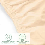 Prześcieradło jersey z elastanem w kolorze beżowym, z widoczną gumką obszytą na całym obwodzie. Ujęcie w zbliżeniu na fakturę materiału, ukazuje elastyczność i jakość tkaniny. Produkt leży na białym tle, co podkreśla jego kolor.