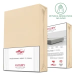 Prześcieradło jersey z elastanem w kolorze beżowym, rozmiar 200x220 cm, z gumką. Produkt leży na białym tle, opakowanie z widoczną etykietą informacyjną i logo DARYmex. Tył opakowania zawiera grafiki przedstawiające zastosowanie produktu.