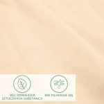 Prześcieradło jersey z elastanem o wymiarach 200x220 cm w kolorze beżowym, w leżącej pozycji. Widoczna tekstura materiału, na której umieszczono czytelne ikony informacyjne dotyczące właściwości produktu. Tło zdjęcia jest neutralne.