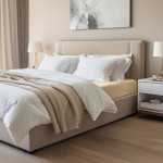 Prześcieradło jersey z elastanem w kolorze beżowym, o wymiarach 180x200 cm, leży rozłożone na łóżku. Widoczna wierzchnia strona jest gładka, a materiał jest elastyczny.