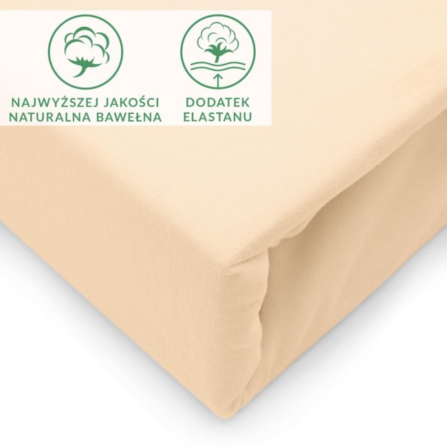 Prześcieradło jersey w kolorze beżowym, rozmiar 180x200 cm, z dodatkiem elastanu, widoczne z boku. Materiał gładki, z gumką, idealnie dopasowujące się do materaca. Logo oraz ikony przedstawiające naturalną bawełnę i elastan w górnym lewym rogu.