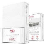 Prześcieradło jersey z elastanem w kolorze białym, z gumką, opakowane w estetyczną folię. Widoczne wymiary: 200x220 cm. Ujęcie z boku, z ukazanym nadrukiem informacyjnym i logo marki DARYmex. Produkt nowy, w stanie nierozpakowanym.