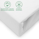 Białe prześcieradło jersey z elastanem o wymiarach 200x220 cm, leżące na jednolitym tle. Widoczne detale to gumka na brzegach oraz dwa zielone symbole informujące o naturalnej bawełnie i dodatku elastanu. Tekstura materiału jest gładka.